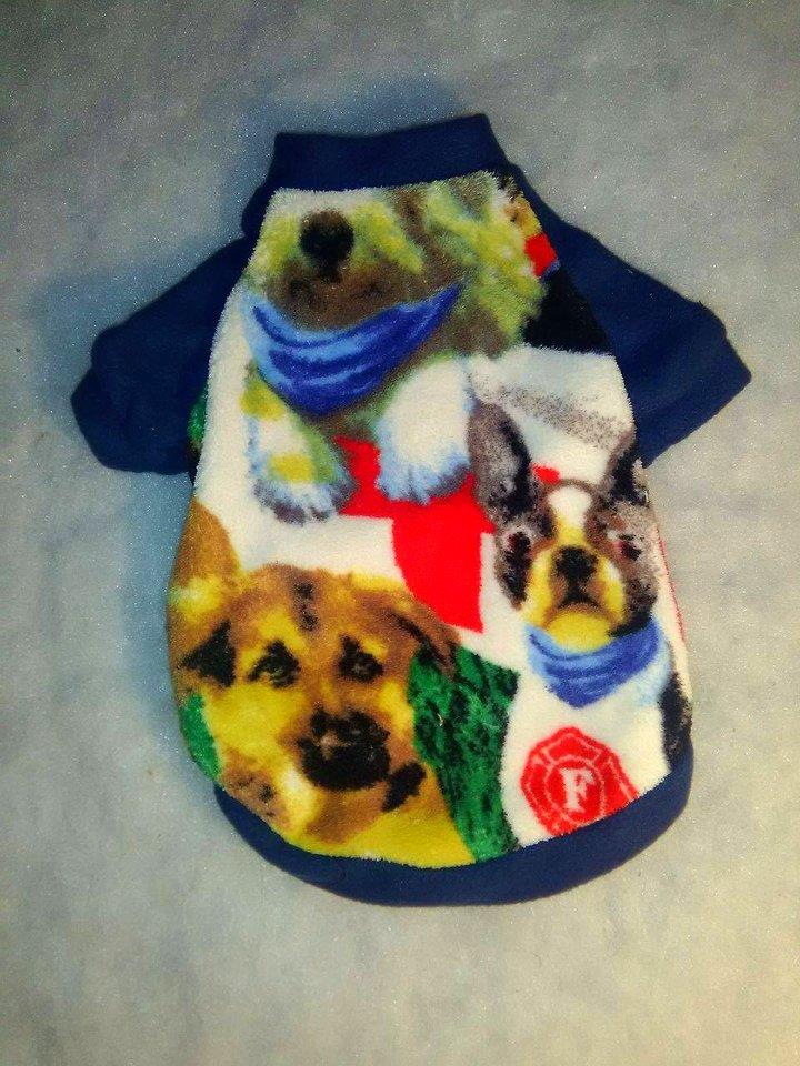 ropa de perro hecha con un moldes de ropa para perro con tela polar
